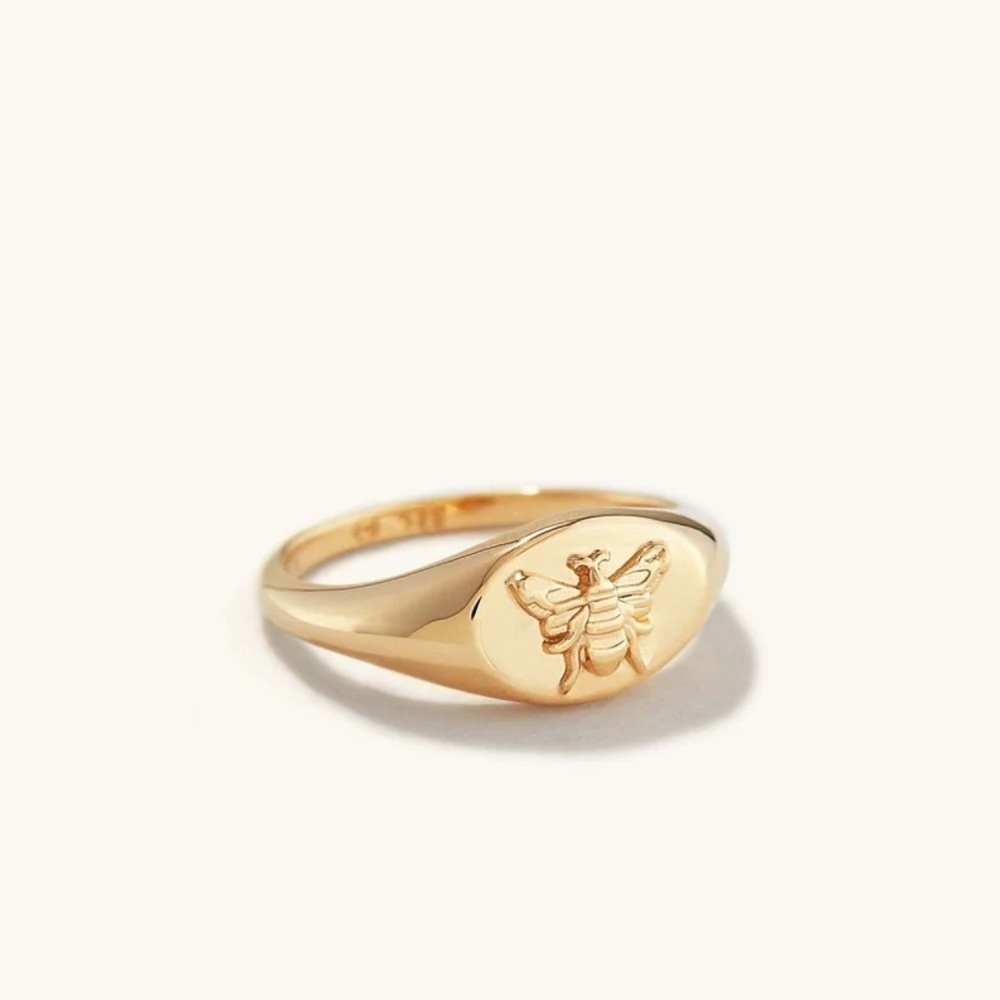 Mejuri Gold Bee Signet — Polished Oval Motif Ring